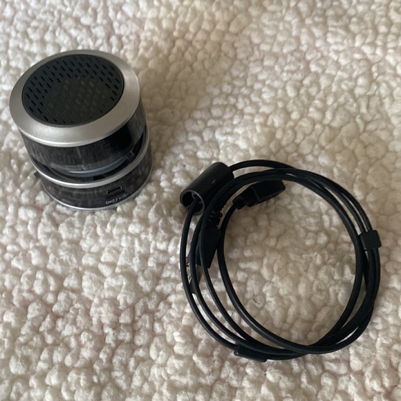 Classic Mini (2” tall) iHome Wired Connection Speaker - Picture 5 of 6